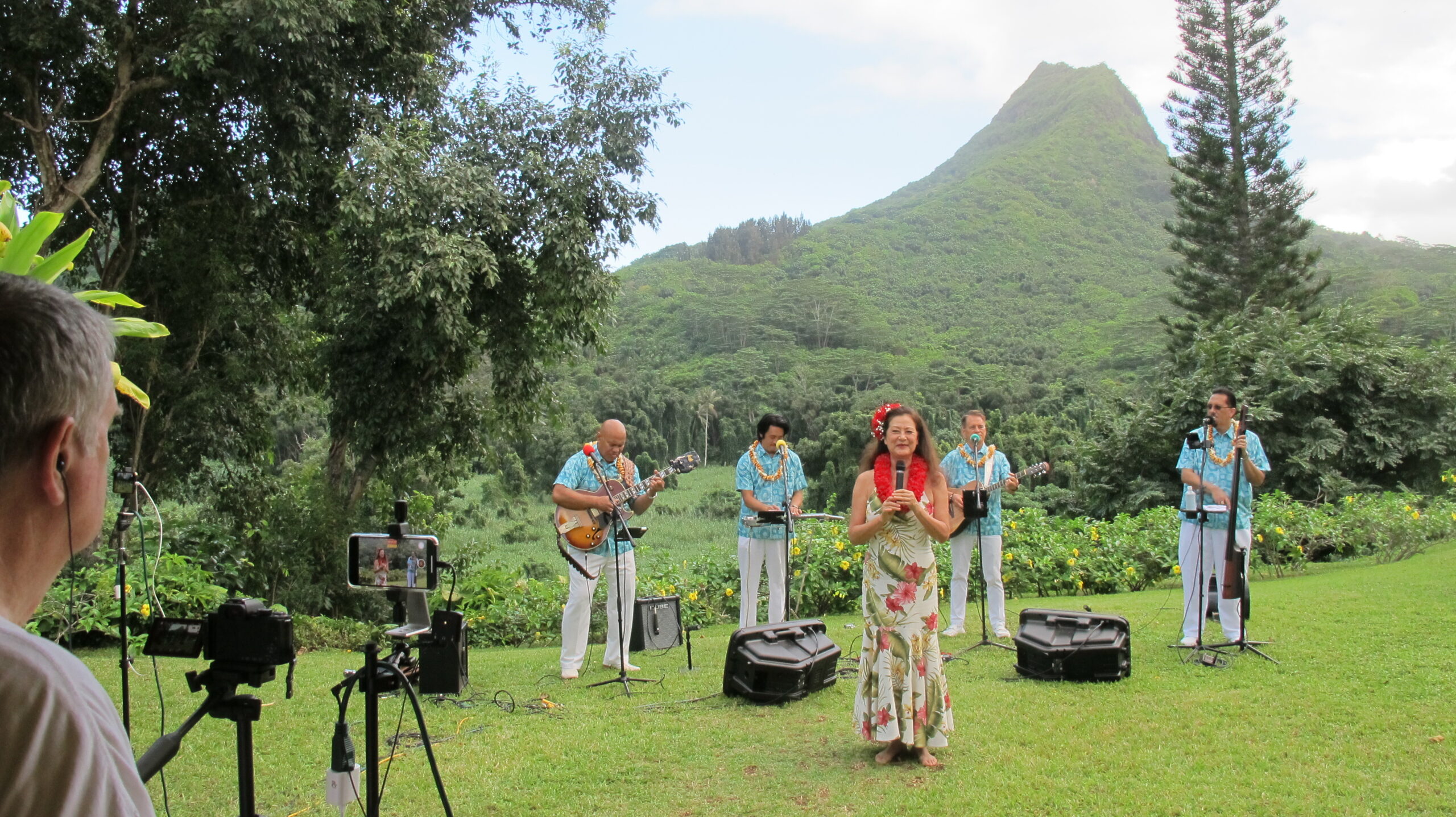 Kanoe Miller on set at Hawaiian Rendezvous
